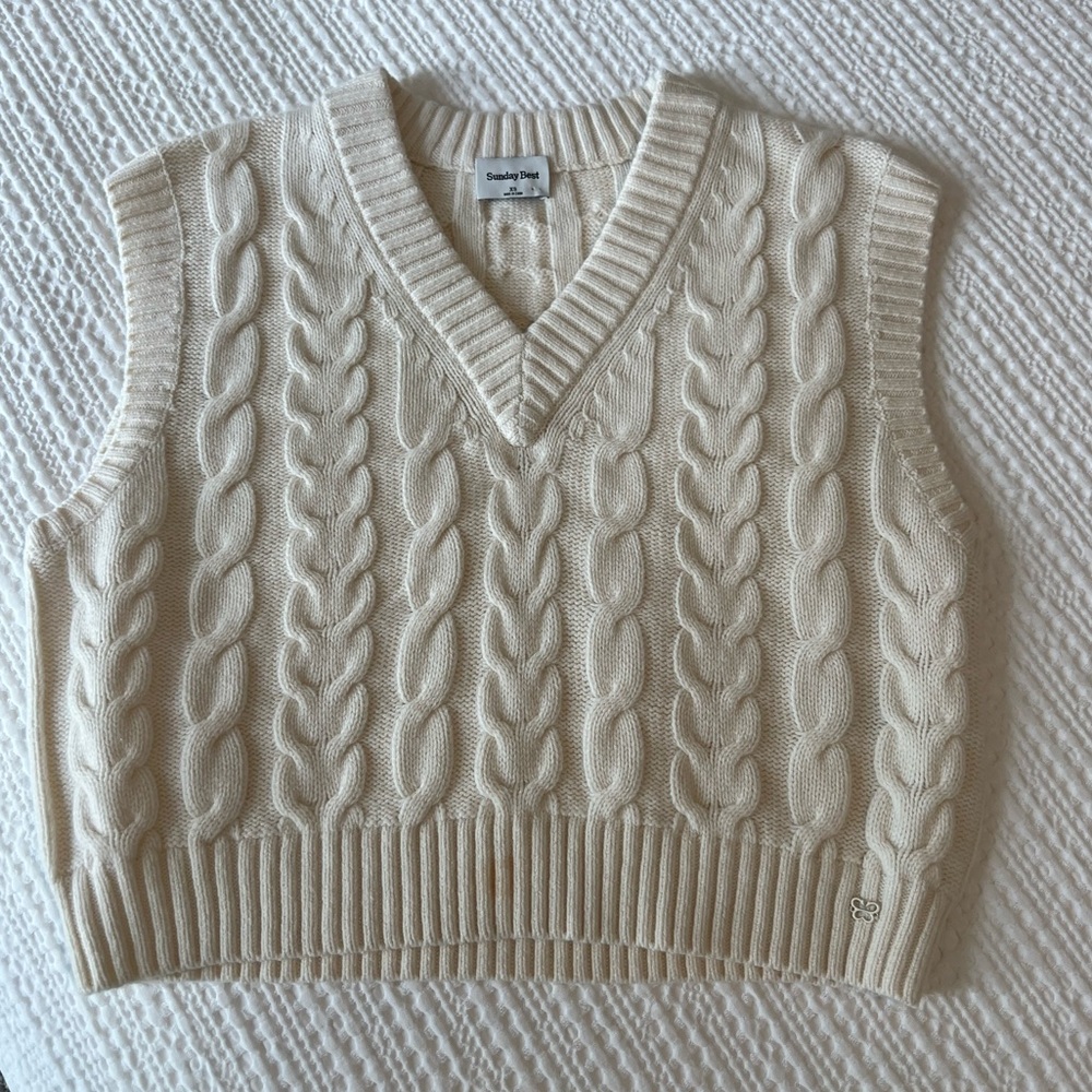 Women’s Aritzia Sunday Best Winston Sweater Vest in Whisper White Size XS